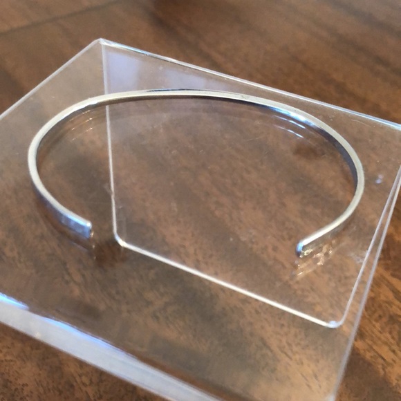 Vintage 1970s AVON Slender Touch Silver Tone Cuff Bracelet - Picture 4 of 11